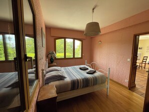 5 Schlafzimmer, Bügeleisen/Bügelbrett, WLAN, Bettwäsche