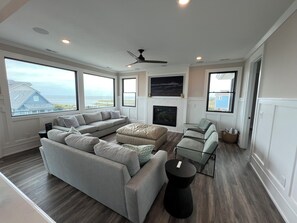 Smart TV, chimenea, monitor de computadora y impresora 