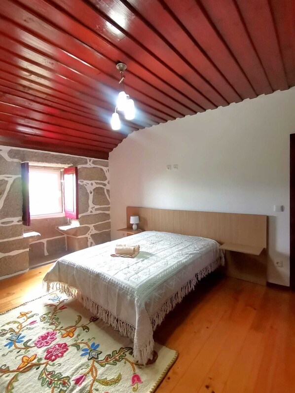 2 bedrooms, bed sheets - Casa Caminho S. Bento - Rural FarmHouse (Santa Cristina)