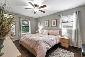 Hus - flera sängar - bubbelpool (705 N Washington) | 3 sovrum, individuell inredning, unika möbler och sängkläder
