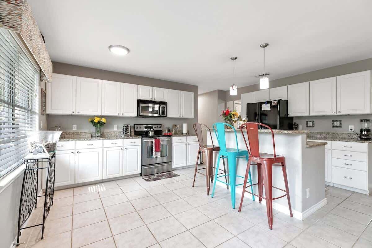 Casa, várias camas, banheira de imersão (705 N Washington) | Cozinha privada | Cafeteira/chaleira