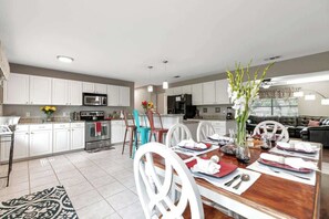 House, Multiple Beds, Hot Tub (705 N Washington) | Dining