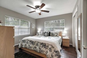 3 bedrooms, individually decorated, individually furnished, bed sheets - Stylish Home - Lrg Yard With Games Grill & Hot Tub (Fredericksburg)