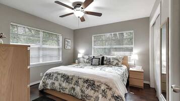 House, Multiple Beds, Hot Tub (705 N Washington) | 3 bedrooms, individually decorated, individually furnished, bed sheets