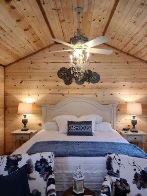 Cabin, 1 King Bed, Kitchen | 1 bedroom, individually decorated, individually furnished, bed sheets - Stunning Cabin Right on Main St! (Fredericksburg)