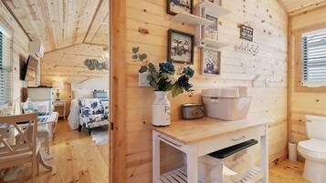 Cabin, 1 King Bed, Kitchen | Bathroom | Towels