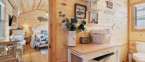 Chalet rustique, 1 trĂšs grand lit, cuisine | Salle de bain | Serviettes fournies