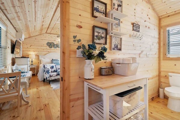 Cabin, 1 King Bed, Kitchen | Bathroom | Towels - Stunning Cabin Right on Main St! (Fredericksburg)