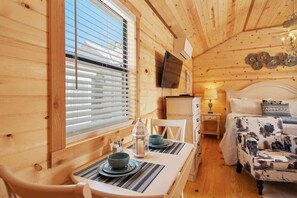 1 bedroom, individually decorated, individually furnished, bed sheets - Stunning Cabin Right on Main St! (Fredericksburg)