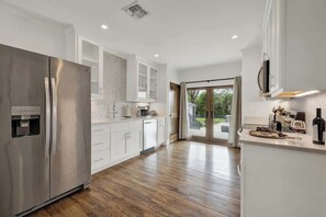 Casa, varias camas, acceso a la piscina, vistas a la piscina (205 E Schubert- Main) | Cocina privada | Cafetera o tetera