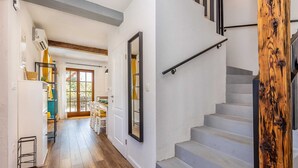 Eine Treppe mit hölzernem Geländer und einer weißen Wand.