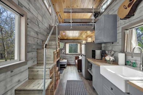 House, Multiple Beds, Hot Tub (430 GH Tr Willie) | Private kitchen | Coffee/tea maker