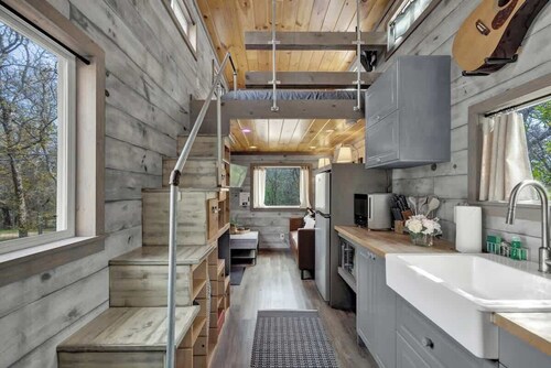 Willie the Modern Tiny Home W/hot-tub & Firetable