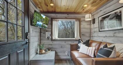 Willie the Modern Tiny Home W/hot-tub & Firetable
