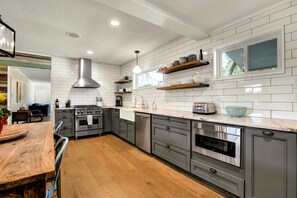 Casa, varias camas, patio | Cocina privada | Refrigerador, microondas, horno y parrilla de estufa 