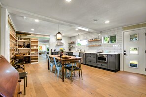 ハウス ベッド (複数台) パティオ | 専用キッチン | 冷蔵庫、電子レンジ、オーブン、コンロ