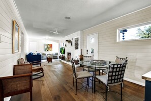 Casa, varias camas, patio | Restaurantes