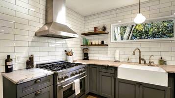 House, Multiple Beds, Patio | Private kitchen | Fridge, microwave, oven, stovetop