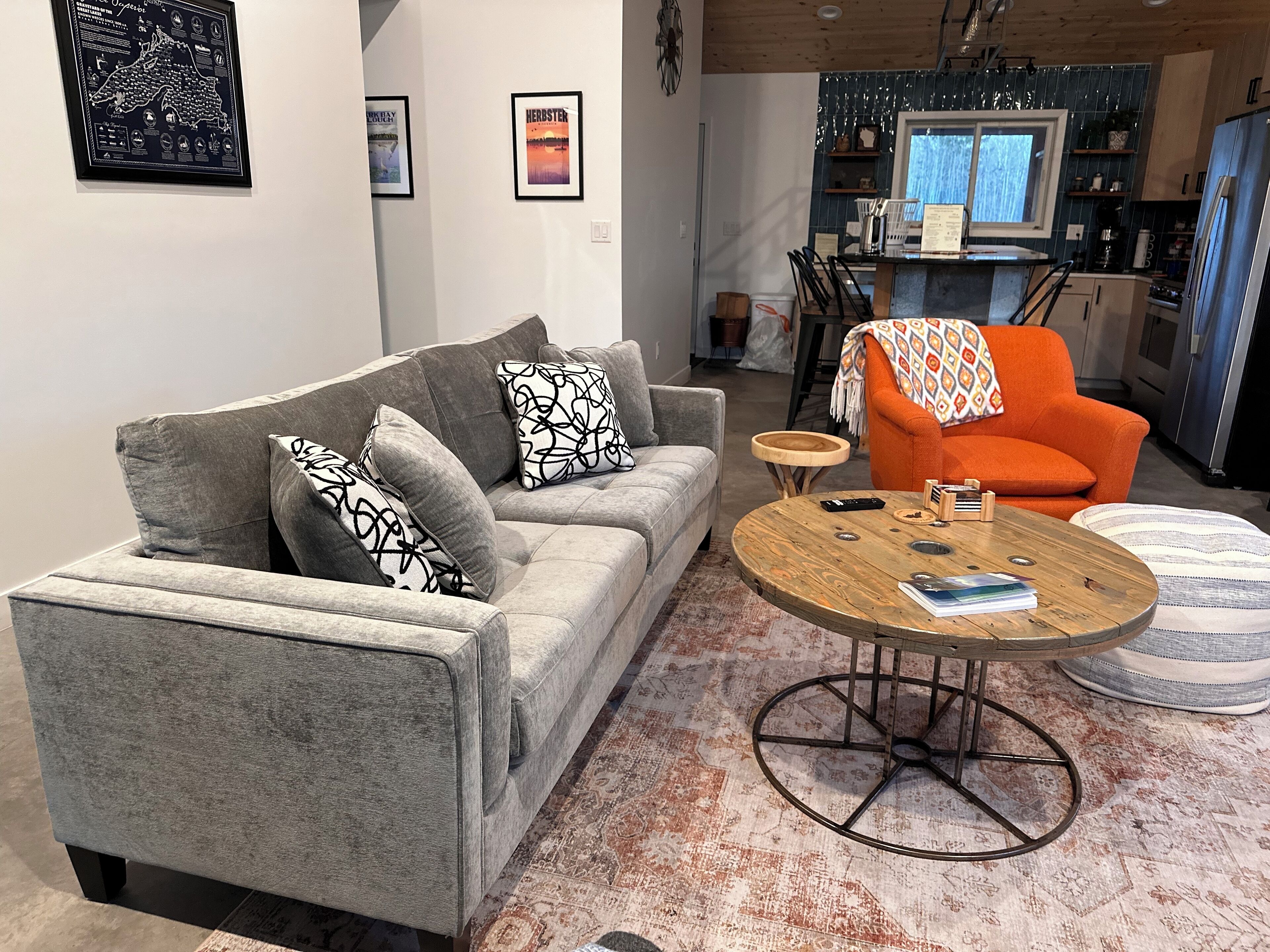 TV connectée, cheminée, livres