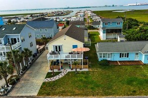 A coastal residential area with houses, a dock, and a marina. - Barefoot Beach: Spectacular Family Beach Retreat! (Atlantic Beach)