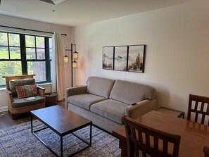 Smart-tv, eldstad och bordsfotboll