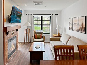 Een smart-tv, een open haard en tafelvoetbal