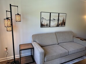 Una Smart TV, una chimenea, un futbolín