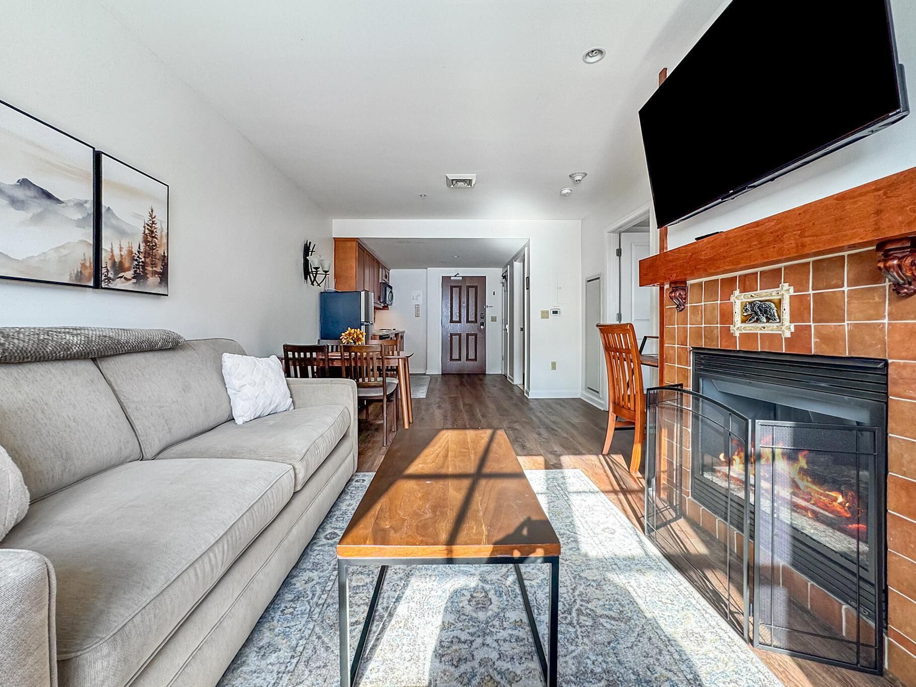 Älytelevisio, takka, pöytäjalkapallopöytä