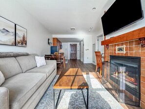 Een smart-tv, een open haard en tafelvoetbal