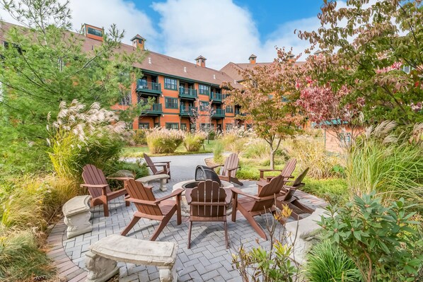 Outdoor dining - Mountain Creek Resort Stay • Modern Condo at The Appalachian #330 (vernon)