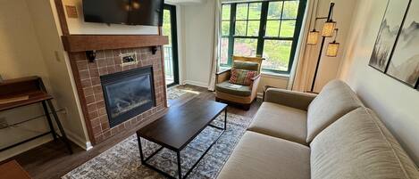 Smart TV, caminetto, tavolo da calcetto