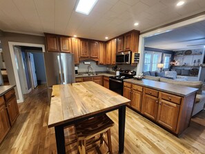 Fridge, microwave, oven, stovetop - Magnolia Oaks at the Lake, A Retreat at Lake Phelps, NC & Pettigrew State Park  (Creswell)