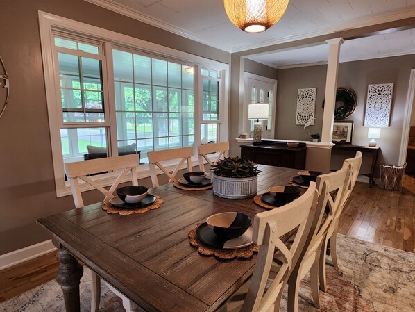 Dining - Magnolia Oaks at the Lake, A Retreat at Lake Phelps, NC & Pettigrew State Park  (Creswell)