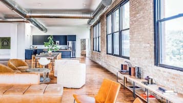 Fernseher, Stereoanlage, Arbeitsbereiche