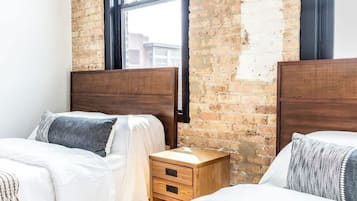 4 Schlafzimmer, Schreibtisch, Bügeleisen/Bügelbrett, Reisekinderbett