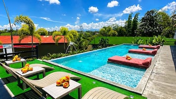 Una piscina al aire libre