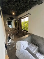 Kahden hengen comfort-huone | Ylelliset vuodevaatteet, pillowtop-patjalliset sängyt, minibaari