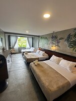 Family Room con aire acondicionado | Ropa de cama de alta calidad, colchones con acolchado adicional, minibar