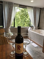 Deluxe Studio Suite with Air Conditioning | Premium bedding, pillowtop beds, minibar, WiFi (free)