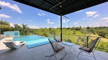 Luxe villa | Woonruimte | Een 58-inch smart-tv met digitale zenders