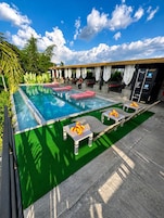 Una piscina al aire libre