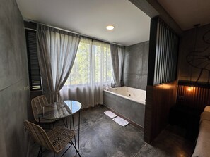 Deluxe Studio Suite with Air Conditioning | Premium bedding, pillowtop beds, minibar, free WiFi