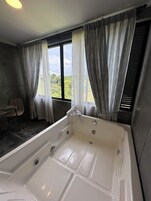 Deluxe-studiosviitti | Ylelliset vuodevaatteet, pillowtop-patjalliset sängyt, minibaari