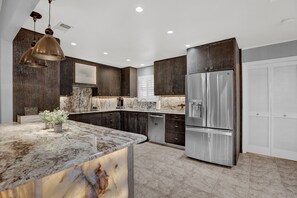 Refrigerador, microondas, horno, placa de cocina