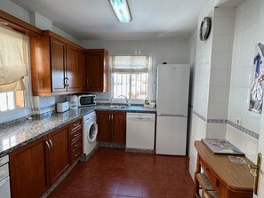 Kühlschrank, Mikrowelle, Ofen, Geschirrspüler