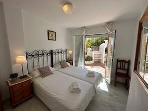 3 bedrooms, in-room safe, iron/ironing board, travel cot - Nerja Paradise Rentals - Villa Aljamar 8a (Nerja)