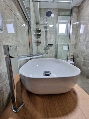 Dusche, Handtücher, Seife, Toilettenpapier