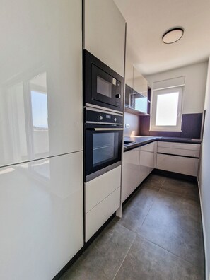 Microwave, oven, stovetop, toaster - Two-bedroom family rooms Villa Poseidon 2 with swimming pool and private balcony (Novalja)