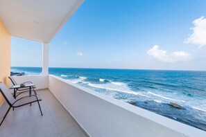 Property grounds - Ocean Front 6 BR See Dolphins + Sunrise From Bed (Isla Mujeres)