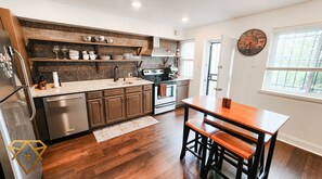 ثلاجة، ميكروويف، فرن، موقد طهي مسطح